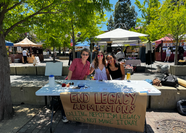 Supporters of Students For Educational Equity tabling at White Plaza to end legacy admissions. (Photo: GEORGE PORTEOUS/The Stanford Daily)
